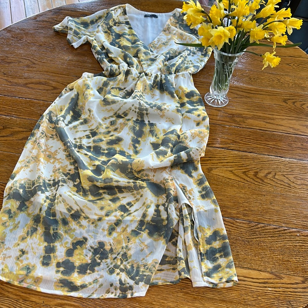 KLd yellow and gray tie dye print wrap front maxi dress. Split front, size Small
